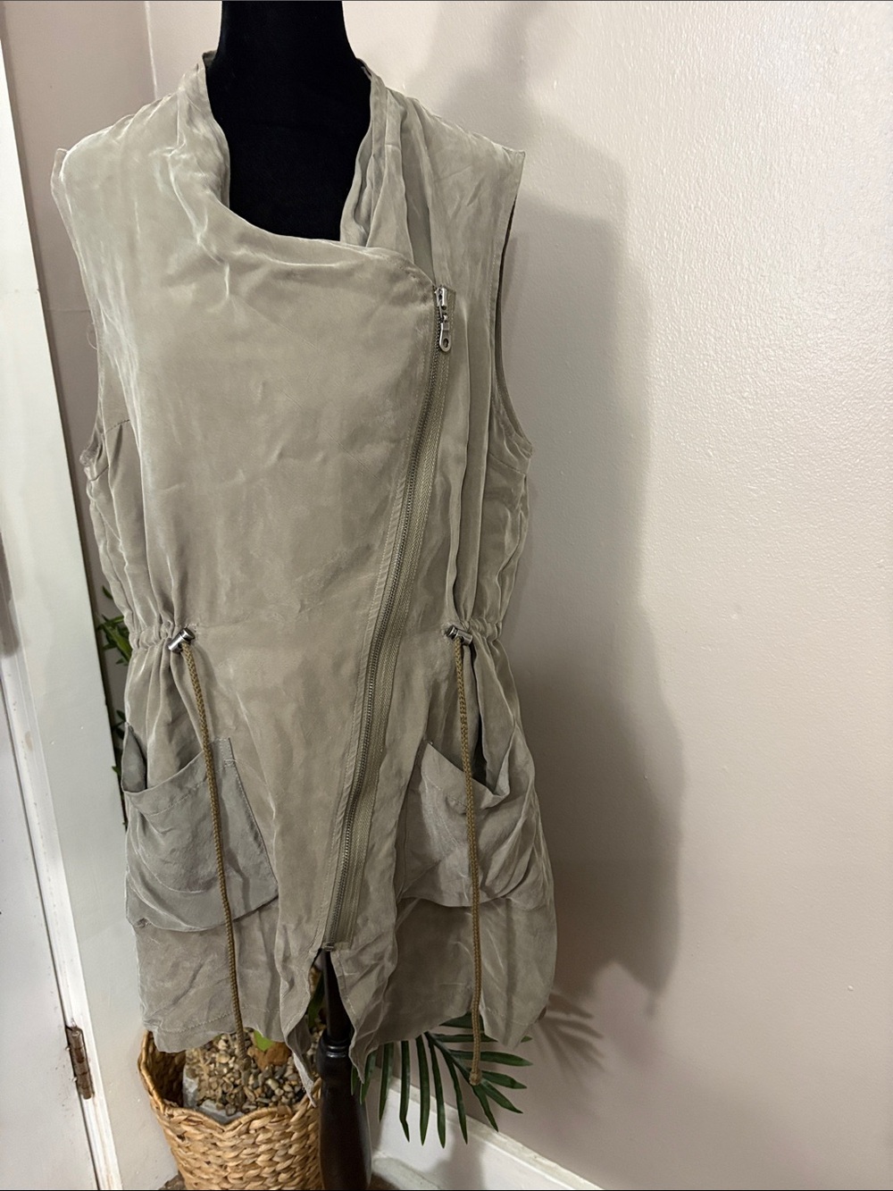Anthropologie elevenses Light Sage Asymmetric Zip Sleeveless Vest sz medium